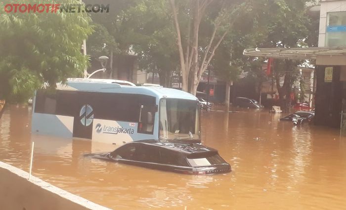 Ilustrasi. Mobil terendam banjir.