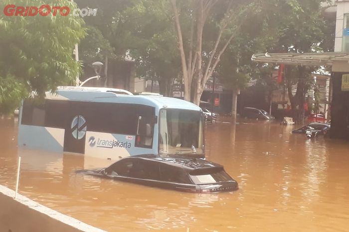 Ilustrasi. Mobil terendam banjir.