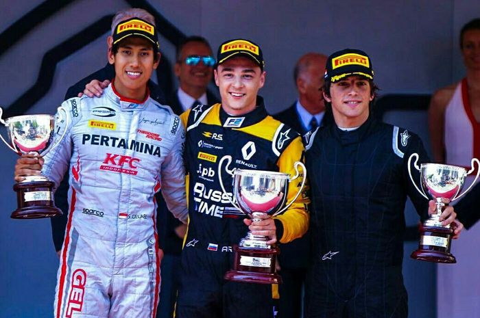 Sean Gelael (kiri) naik podium runner-up race 1 F2 Monako 2018