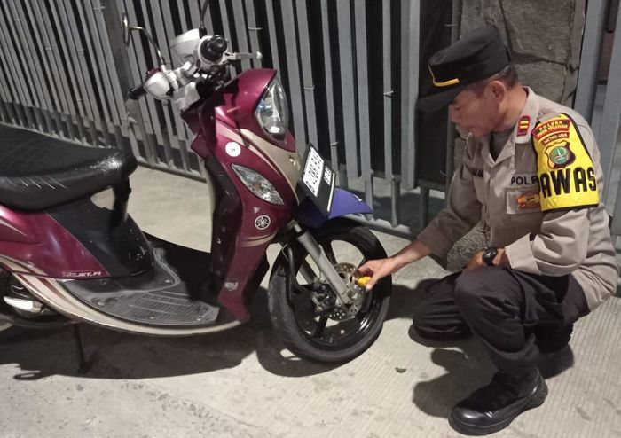 Yamaha fino ini digembok oleh anggota Polsek Grogol