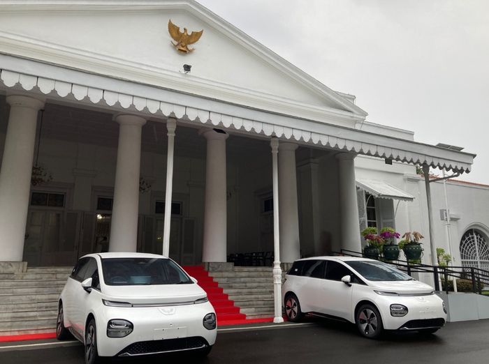 Dua unit mobil listrik Wuling Cloud EV untuk Pemprov Jawa Barat.