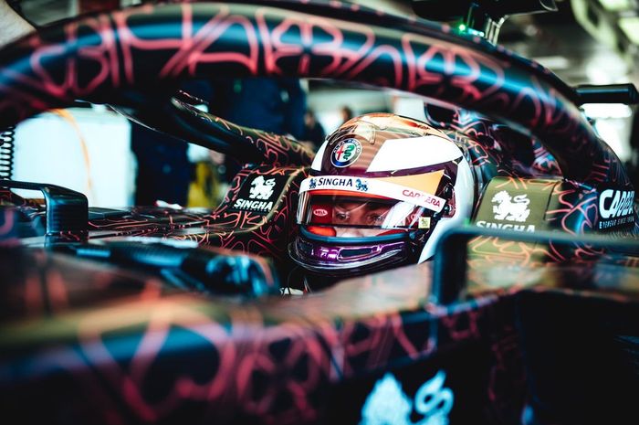 Terlihat  Kimi Raikkonen berada di balik kemudi mobil tim Alfa Romeo