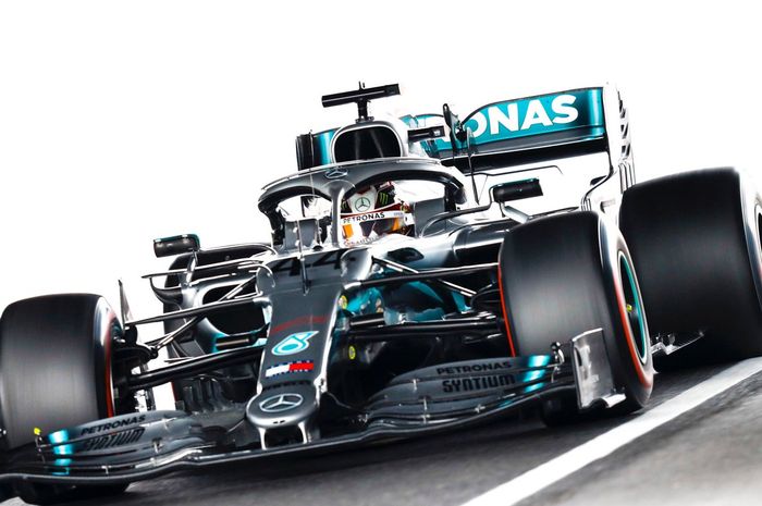 Lewis Hamilton menanggapi ditiadakannya sesi FP3 serta diundurnya sesi kualifikasi F1 jepang ke hari Minggu akibat badai topan Hagibis