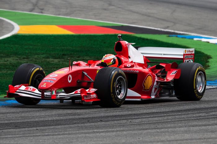 Mick Schumaher mengemudikan mobil Ferrari F2004 yang mengantar ayahnya, Michael Schumacher, juara dunia F1 2004