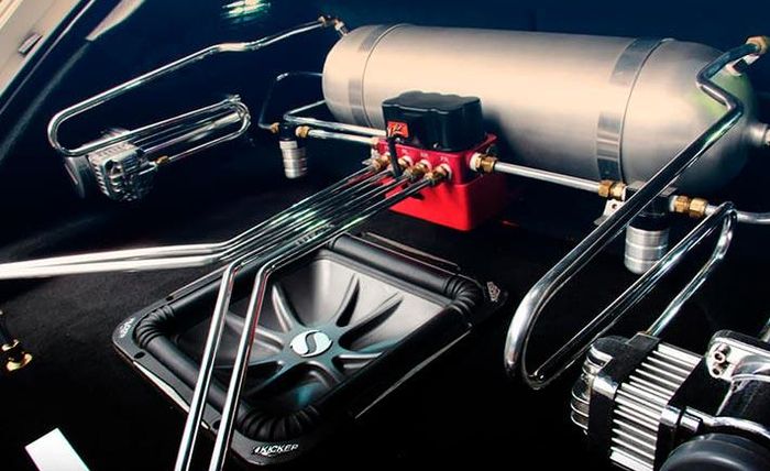 Subwoofer dan kompresor airsus terpasang di bagasi VW Beetle
