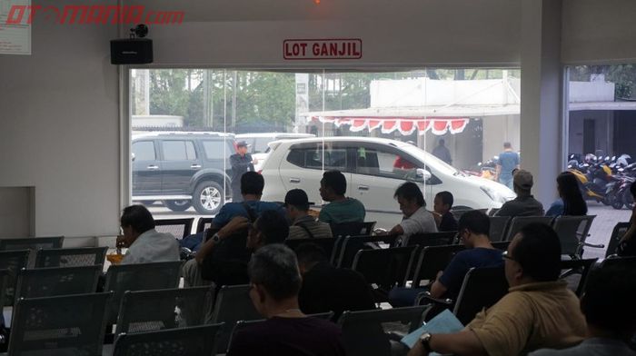 Ilustrasi situasi balai lelang mobil