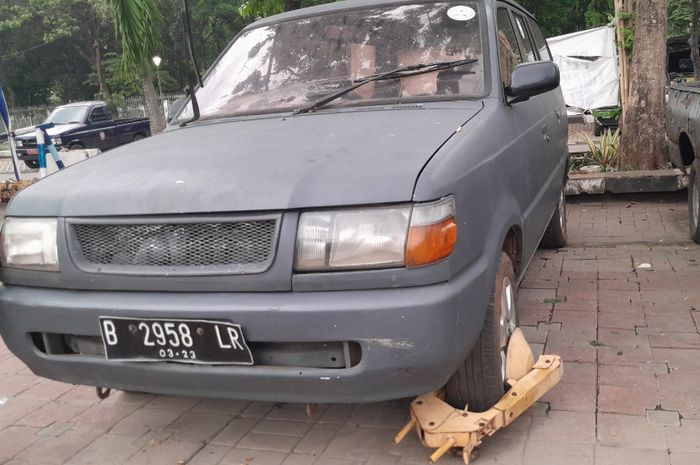 Toyota Kijang Kapsul yang terbengkalai di Parkiran IRTI Monas, Jakarta Pusat