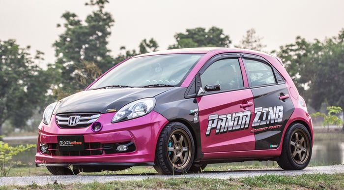 Lips spoiler dan lubang udara di fascia Honda Brio racing ini