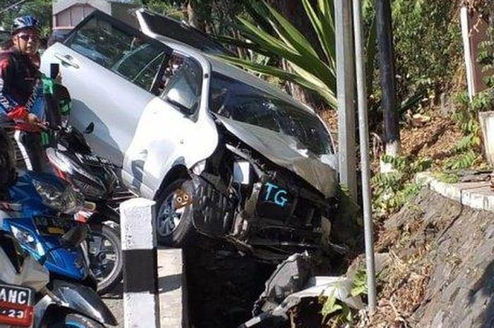 Toyota Avanza yang mengalami kerusakan karena anjlok ke selokan