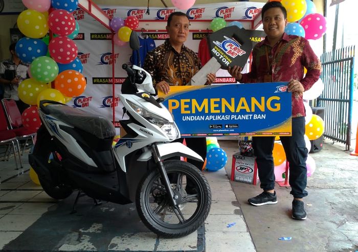 Agus Sularto, konsumen Planet Ban yang mendapatkan hadiah sepeda motor