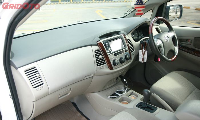 Interior Innova tambah wood panel biar mewah walau kurang serasi dengan konsep