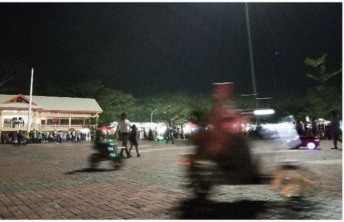 Sejumlah anak-anak saat menjajal mainan moto cross di Lapangan Vatulemo