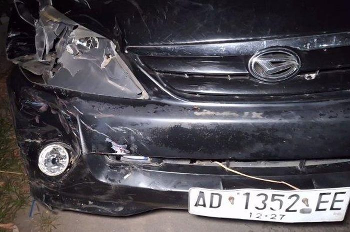 Daihatsu Xenia ditinggal begitu saja di sebuah desa di Ngawi tanpa diketahui pemiliknya