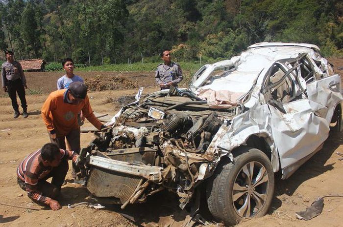 Honda CRV yang terjun ke jurang sedalam 100 meter di  Magetan Jawa Timur sempat terguling hinga 4 ka
