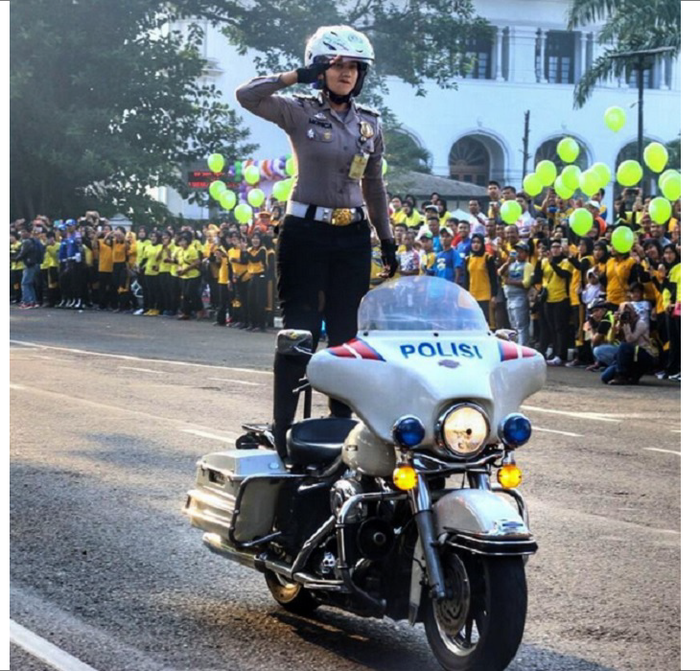 Aksi menawan polwan bersama Harley-Davidson