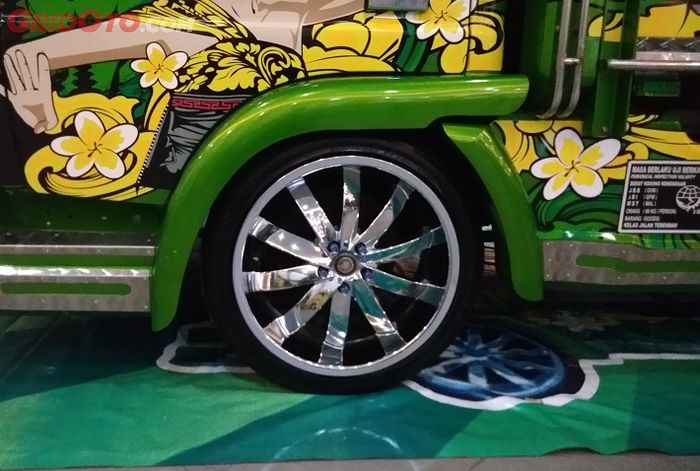 Pakai pelek 20 inci biar telihat beda