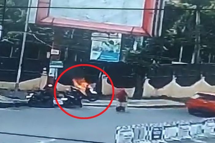 Dalam lingkaran merah, cuplikan video saat motor anggota Polres Labuhanbatu, Bripka Janu dibakar oleh wanita ODGJ menggunakan Pertalite