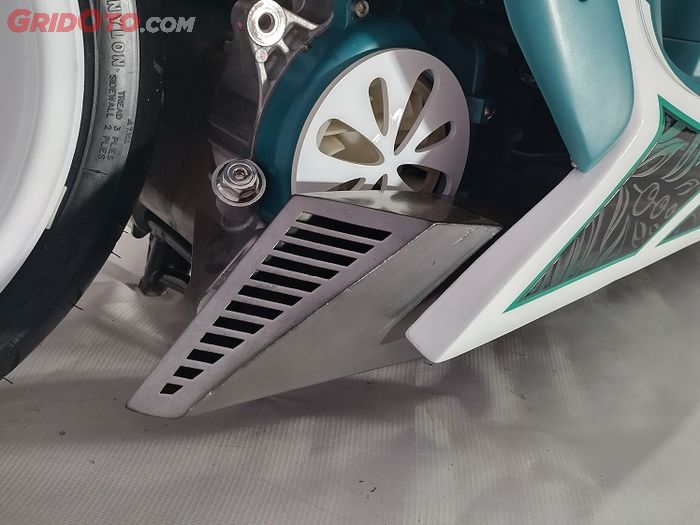 Knalpot custom Honda Scoopy dengan silencer segitiga