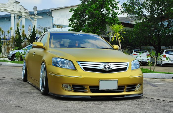 Tampilan depan modifikasi Toyota Camry lawas elegan bergaya stance