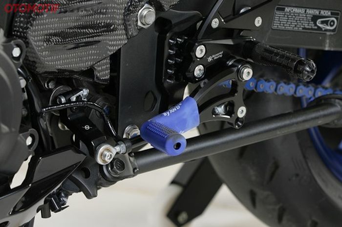 Footstep Bonamici Racing aslinya untuk Ninja 400, terpasang lengkap dengan quick shifter Healtech