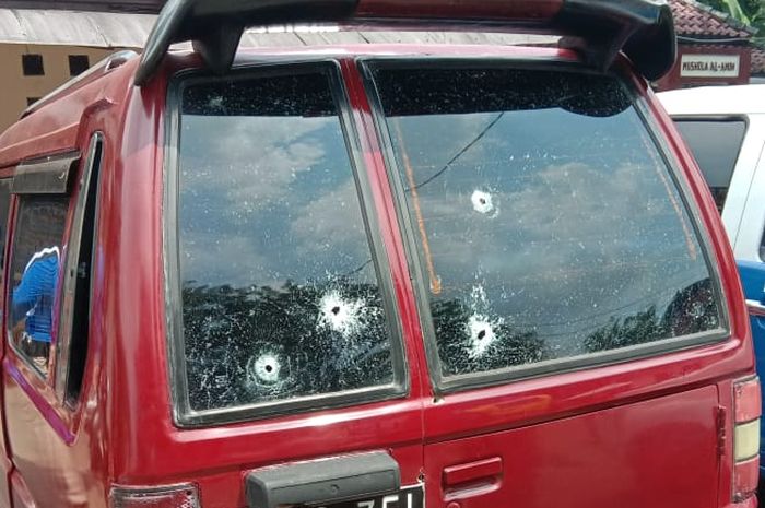 Ilustrasi mobil yang bolong akibat tembakan senjata api