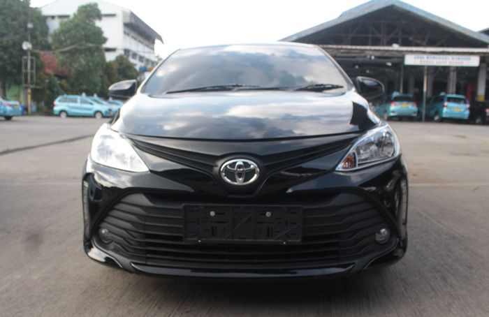 Tampang depan Vios Limo eks taksi, tarikan garis bumper dan grill sporty menyerupai huruf X