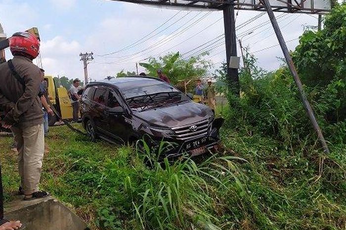 Toyota Rush yang tercebut sungai di Jakabaring, Palembang, Sumatera Selatan berhasil dievakuasi