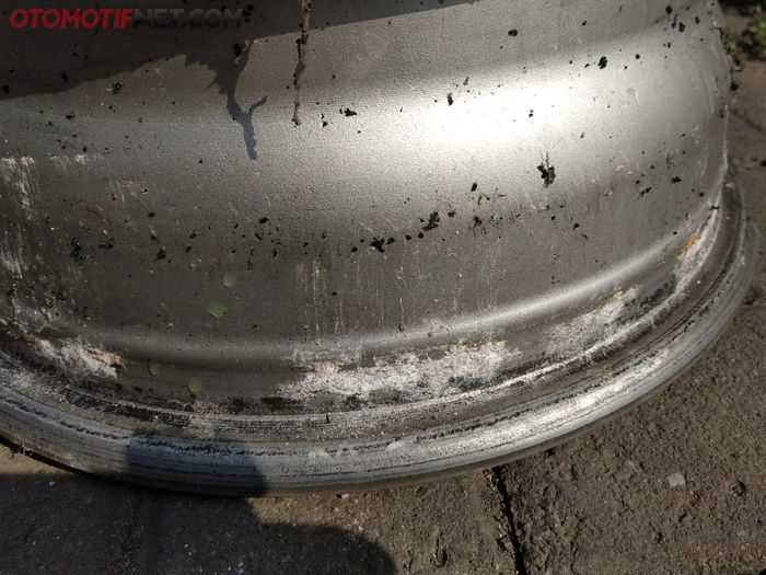 Tampak pelek mulai korosi akibat cairan penambal ban