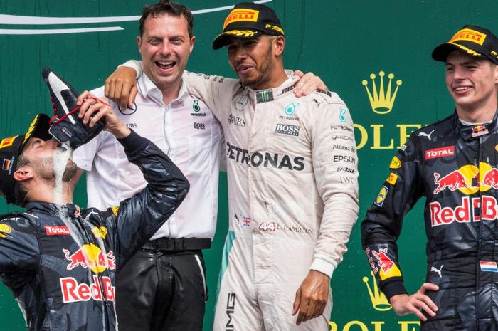 Daniel Ricciardo memulai tradisi minum sampanye dari sepatu balapnya di GP F1 Jerman 2016, disaksikan Lewis Hamilton dan Max Verstappen