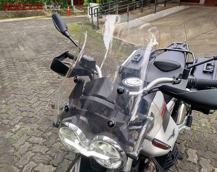 Windshield Moto Guzzi V85T Travel lebih tinggi melindungi dari terpaan angin lebih baik