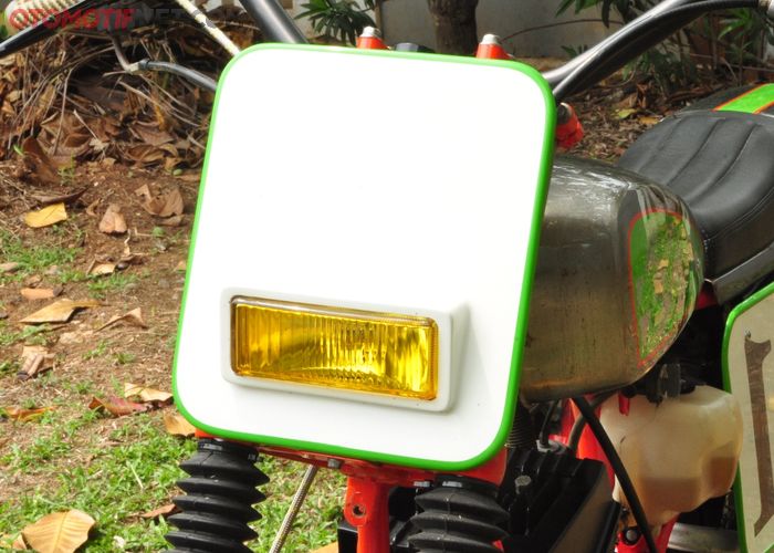 Lampu depan terpasang apik pada number plate depan