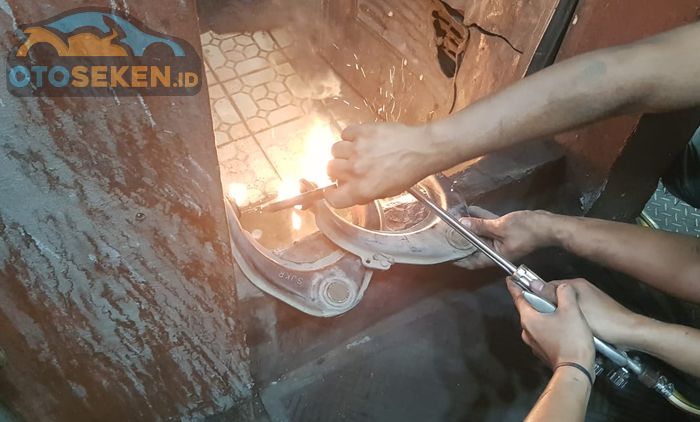 Salah satu proses pencetakan bushing