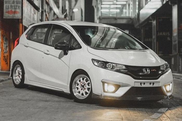 Modifikasi Honda Jazz GK5 dengan pelek lawas lansiran Sprint Hart CP-R