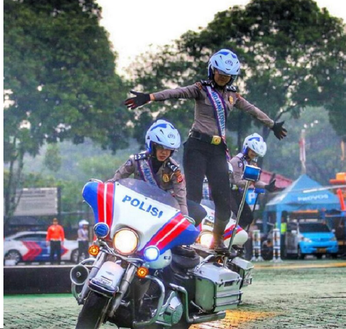 Aksi menawan polwan bersama Harley-Davidson