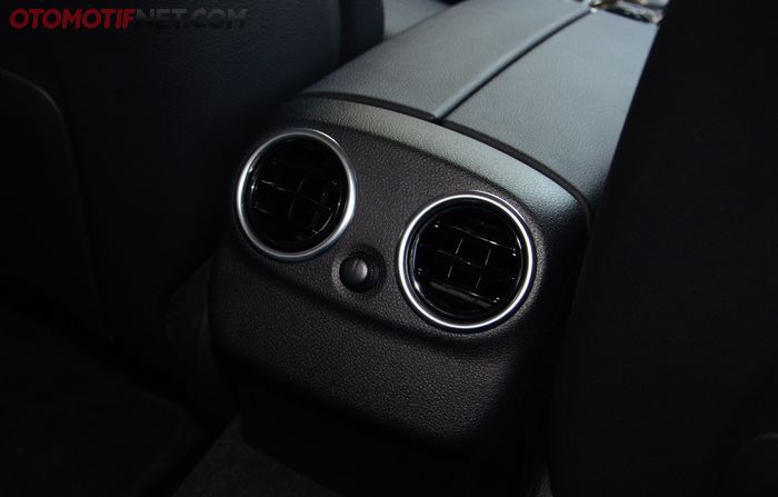 AC memang masih dual zone, tapi sekarang penumpang belakang juga bisa menikmati aliran udara sendiri. 