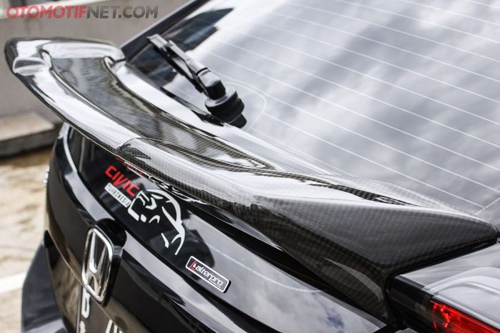 Add-on carbon di beberapa bagian Honda Civic Turbo sebagai pelengkap