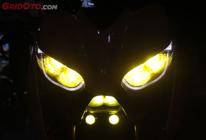Cahaya lampu Yamaha XMAX ganti LED dan pasang lampu Sukhoi