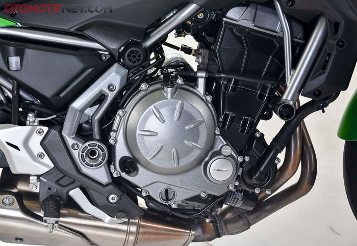 Mesin Kawasaki Z650 punya karakter tenaga dan torsi kuat dari putaran bawah sampai menengah 