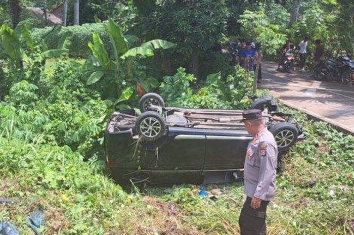 Daihatsu Sigra pemudik isi 7 orang dibuat mental kereta api di Serang