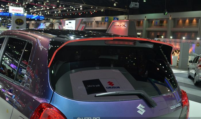 Atap dan spoiler warna hitam