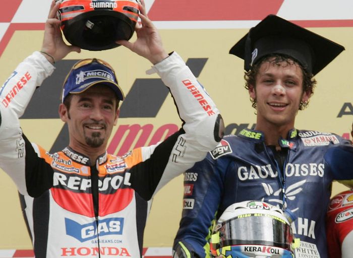 Valentino Rossi bersama Max Biaggi berbagi podium di MotoGP Italia