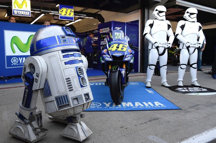 Stormtroopers mengawal motor Yamaha YZR-M1 Valentino Rossi dan juga tampak tokoh robot jagoan dari film Star Wars: The Last Jedi