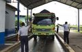 Sopir-sopir Truk Ketakutan Lewat Jalan Trans Sulawesi, Pilih Nunggu Daripada Boncos