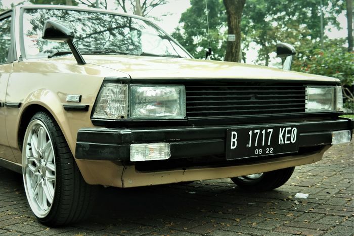 Lampu-lampu diganti warna putih agar kesan retro makin keluar