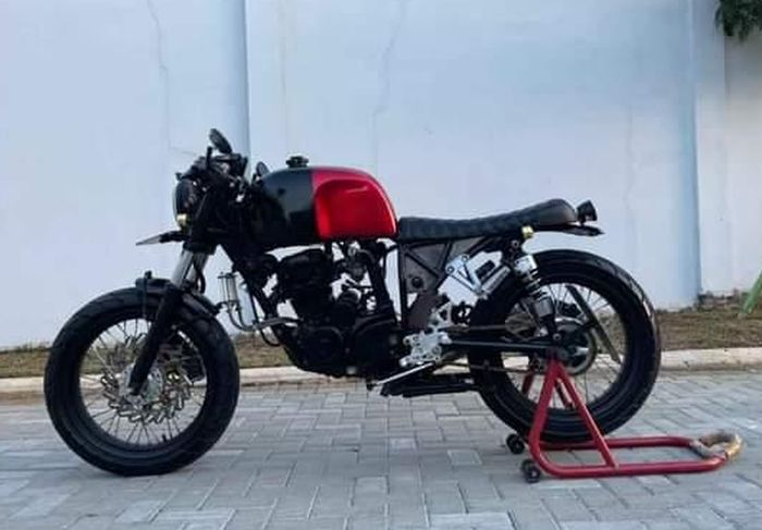 Bratcafe basis Honda Tiger pasang pelek ring 17 dengan ban gambot