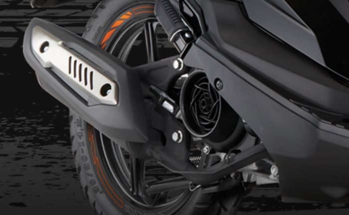 Terdapat cover muffler dan rim decal pada tipe Accessories Version
