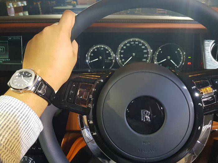 Merasakan sensasi duduk di jok pengemudi Phantom VIII, jok lebih nyaman dengan posisi mengemudi lebi