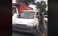 Waduh! Emak-Emak Nekat Tantang Truk Di Tengah Jalan Sampai Bikin Macet