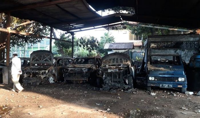 Enam mobil yang terbakar di tempat penitipan mobil Jalan Swadaya RT 06/RW 14 Kelurahan Cipinang Besar Utara, Jatinegara