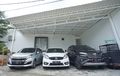 Gak Nyangka, Garasi Mobil Yang Tampak Biasa Ini Ternyata Sumber Mobil Para Pedagang Mobkas